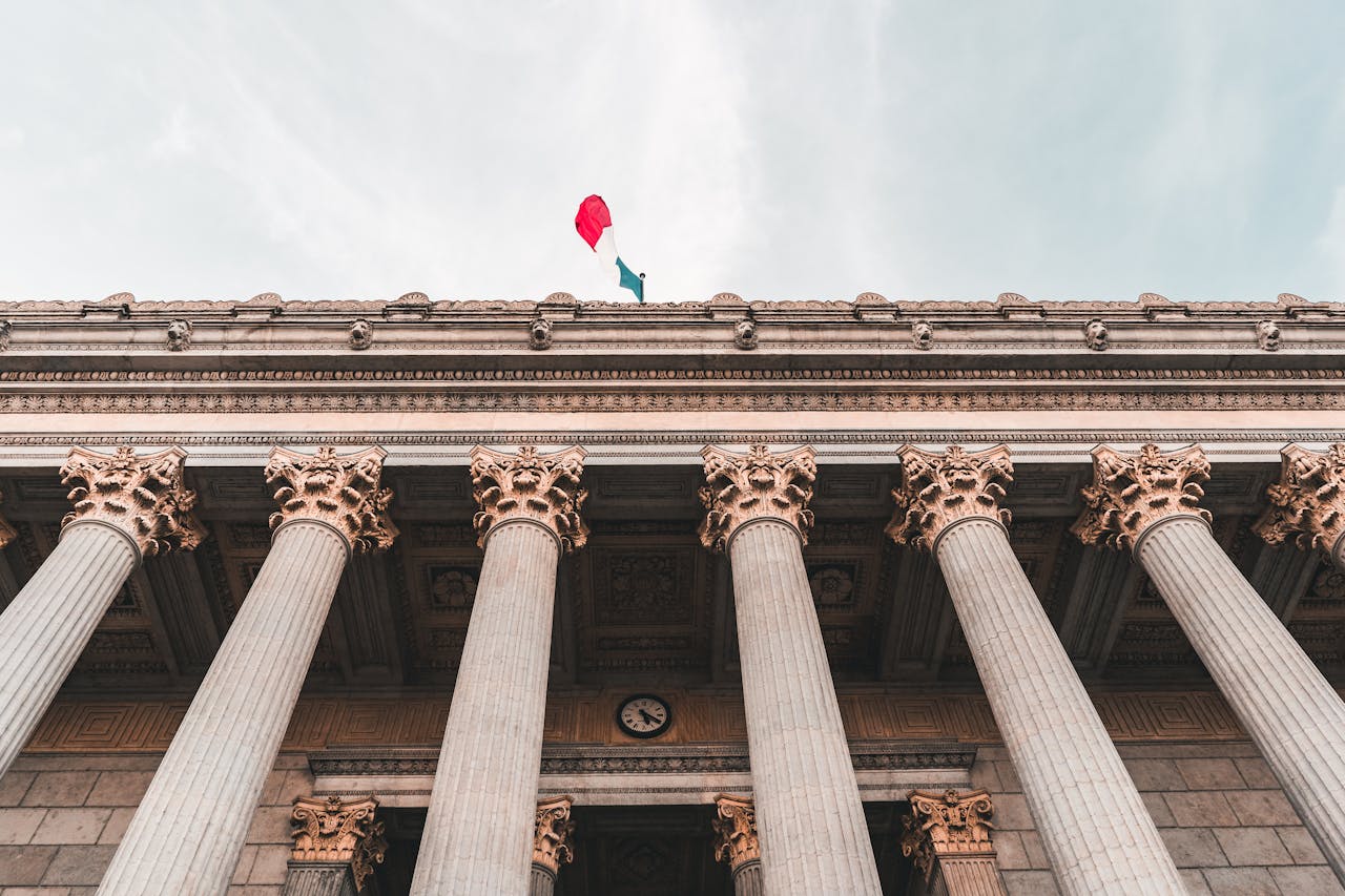 Présentation Majestic columns of Palais de Justice in Lyon with French flag on top, a classic architectural masterpiece.