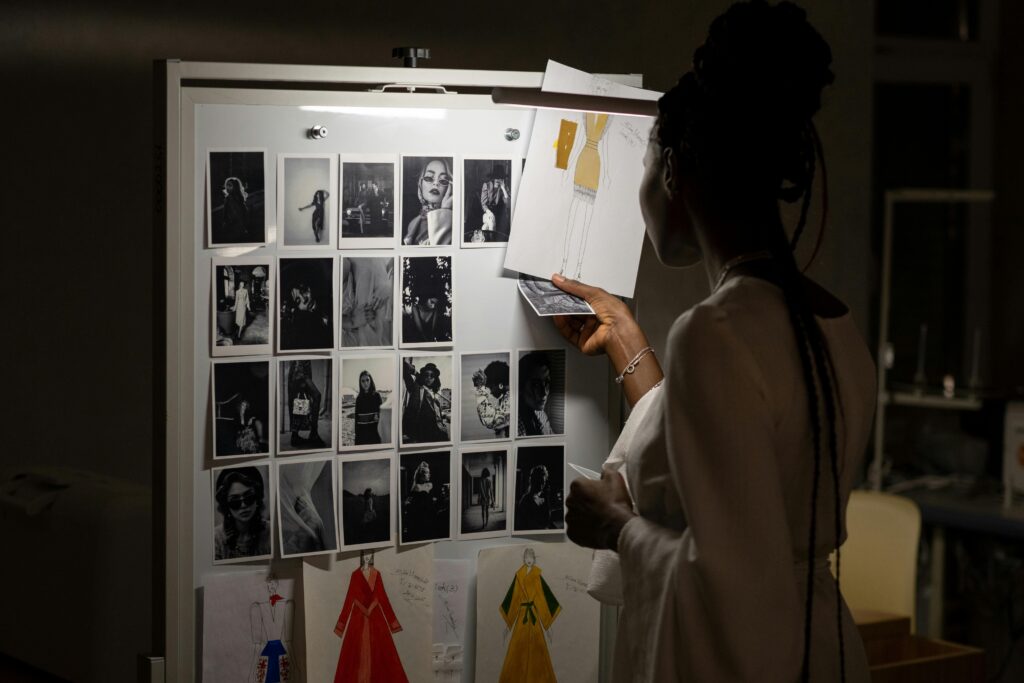 Processus créatif et recherche visuelle illustrant les enjeux liés aux droits d’auteur et à la protection des créations.