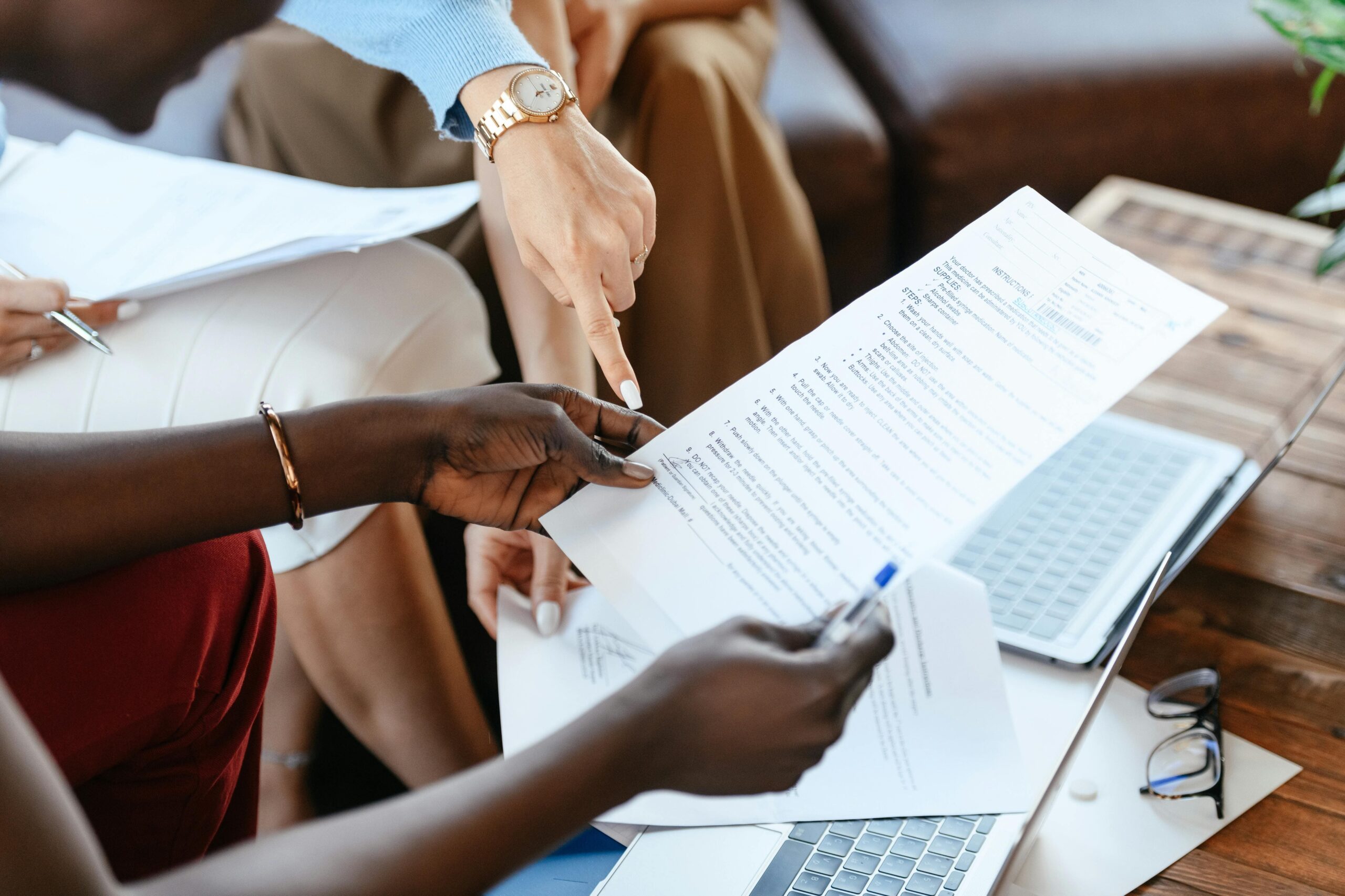 Analyse de documents après un licenciement pour faute grave avec un avocat